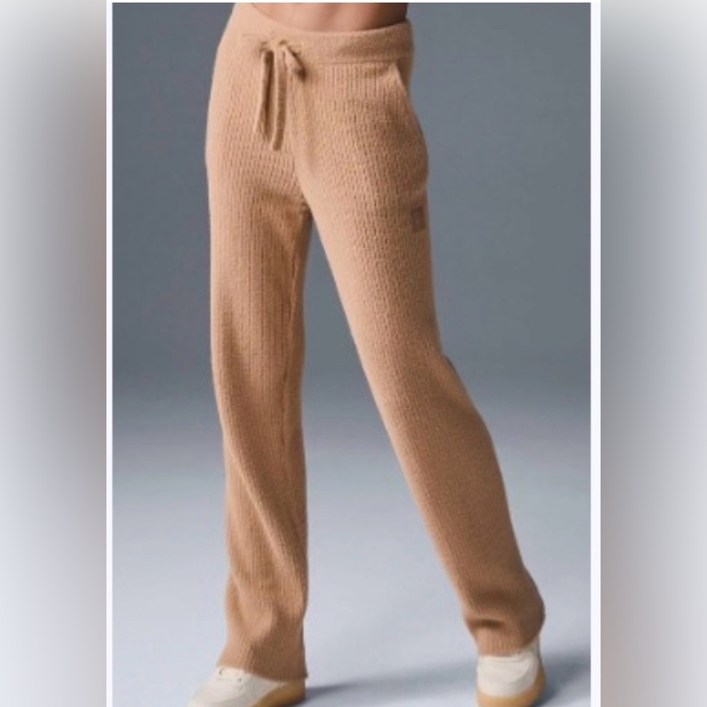 Alo Yoga Snuggle Up sweater Pant in Toasted Almond sz MEDIUM